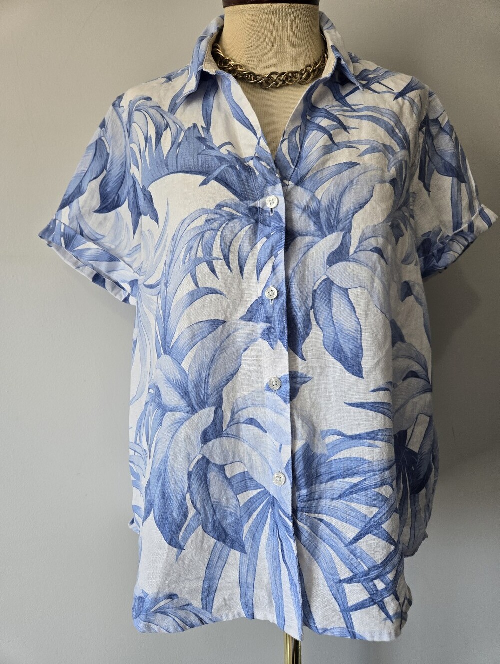 Tommy Bahama 100% Linen Blue White Tropical Print Button-Up Shirt. Size Small
